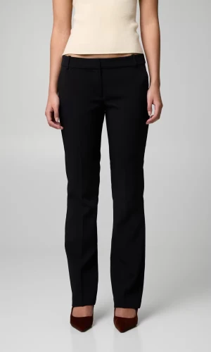 Bikbok Vera kostymbyxor  - Stilrena svarta kostymbyxor med låg midja och utsvängda ben. Från BikBok modell Vera. Bra passform med diskreta fickor. Perfekta för en clean och snygg look. Nypris 499 kr, Kom privat för mått eller diskutera pris 🩷