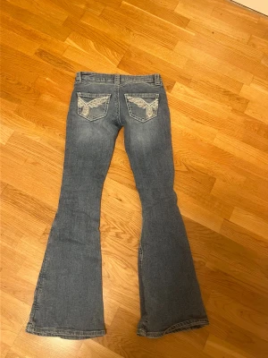 Lågmidjade jeans - Ett par super snygga lågmidjade jeans som tyvärr är för små för mig, hål i jeansen och jätte snygga fickor! Det är storlek Xs från 14+ på Gina tricot 💕