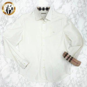 Burberry Skjorta L - Vit Burberry skjorta i storlek L i Mycket bra skick. Skjortan är självklart äkta. Är du osäker på äkthet hänvisar jag gärna till bra källor/guider. Tveka inte på att höra av dig för fler frågor eller vid minsta fundering! Skick: 8,5/10