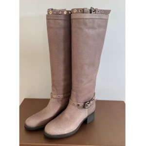 Alice - Bulgaro Castano skor - Hej! Säljer nu dessa snygga och sällsynta Alice skor! Storlek 36,5 Skick 10/10 (helt nya) Nytt pris = 4598 kr Sälj för = 2299 kr! Allt tillkommer vid köp (Låda och dustbag)  