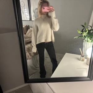 Beige stickad polotröja - Supermysig beige stickad polotröja perfekt till hösten. Storlek M med är som S/XS🥰 