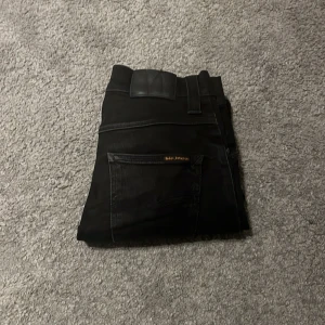 Svarta Nudie Jeans 28/32 - Hej säljer mina super snygga nudies pga att dem inte passar mig längre om du har mer frågor är det bara att skriva jag svarar så snabbt som möjligt!