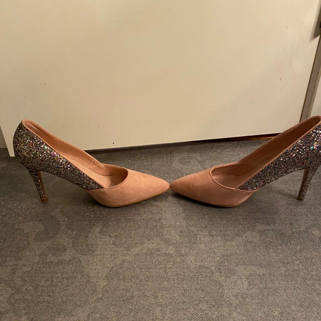 Glittriga pumps med spetsig tå - 3