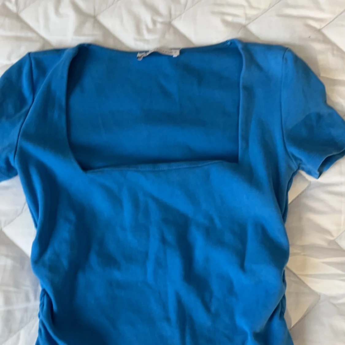 Blå topp med fyrkantig halsringning - 2