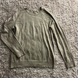 Beige stickad tröja från Filippa K - Säljer en stilren beige stickad tröja från Filippa K. Tröjan är använd men fortfarande i dugligt skick. Finns slitningar i båda armhålorna. Hör av dig vid frågor eller prisförslag🙌