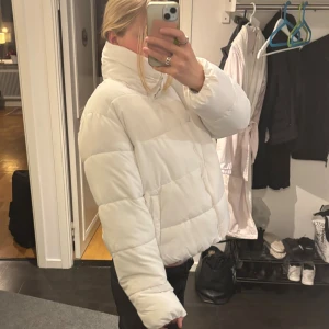vit vinterjacka - superfin vit jacka  prislapp kvar, nypris 250kr