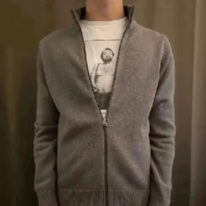 Full Zip från dobber - Full zip från dobber! En riktig varm och skön tröja för en skön peng!| Skick 9/10 inte helt ny men inga defekter! Storlek M~ Passar större och mindre| Skicka prisförslag|