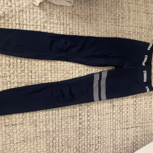 Träningsbyxor Stronger - Så fina mörkblåa träningsbyxor från Stronger i storlek XS🥰fint skick och köptes för ca 800 kr❤️