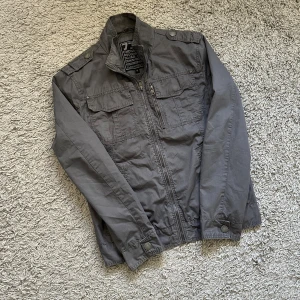 Unik jacka  - Säljer en riktigt snygg jacka i grå färg. Inga defekter alls. 9/10 skick. Hör av dig om du är intresserad 🙌
