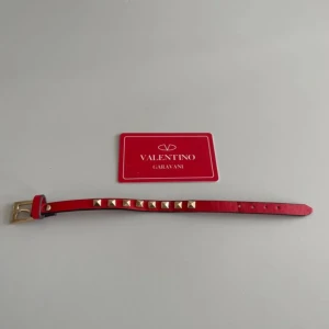 Valentino Armband - De sällsynta Valentino Armabndet säljer jag nu i riktigt fräckt skick inga tydliga defekter på armabndet! Justerbart hur den sitter på handleden. Valentino Garvani kort kommer självklart med, tveka inte att skriva! 