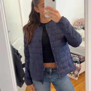 Light down jacket - Lätt och tunn marinblå jacka som är perfekt till jeans!