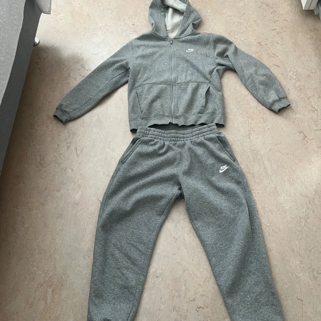 Grå mjukisbyxor från Nike XL(barn)=S