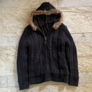 Cardigan med päls - Skön cardigan med päls i st L! Passar perfekt nu till hösten och vintern! Hör av dig vid ytterligare frågor! Mvh Henry 