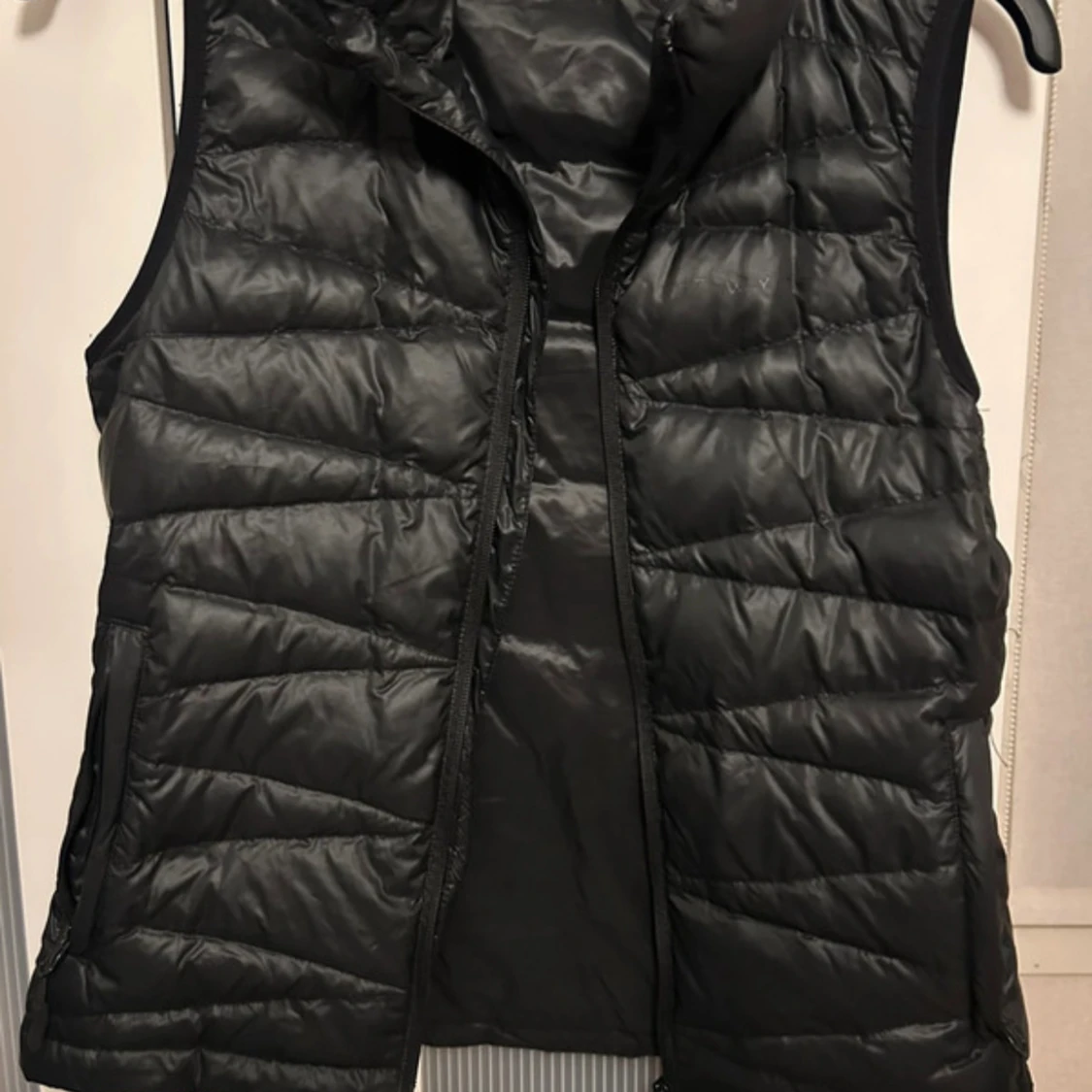 Svart dunväst med dragkedja - 1