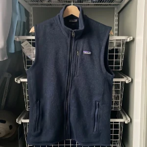 Mörkblå fleeceväst från Patagonia - Säljer en tvär fet mörkblå patagonia väst. Storlek S. Väldigt trendig och säljer för ett väldigt bra pris. Vid fler frågor och funderingar är det bara att skriva
