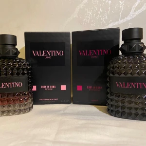 Valentino Uomo Born In Roma duo - Två exklusiva herrparfymer från Valentino: Born In Roma Intense (100 ml) och Born In Roma Extradosé (100 ml). Mängd enligt bild 2 & 3. Säljer Intense för 800kr och Extradosé för 950 - köp båda för 1600kr.