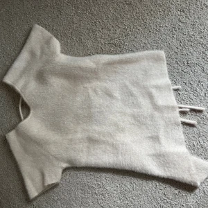 Beige stickad tröja med öppen rygg ifrån ZARA  - En mjuk och fluffig kortärmad tröja ifrån Zara med öppen smörad rygg, säljer då den inte riktigt är min stil. Har använt den 2 gånger 