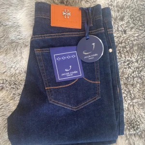 Jacob Cohën mörkblå jeans - Snygga mörkblå jeans från Jacob Cohën i toppskick, helt nya med tagg kvar. Skriv för mer frågor!