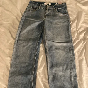 Levi's Loose Taper ljusblå jeans - Ljusblå jeans från Levi's i loose taper-modell. Klassisk femficksdesign, normalhög midja och avsmalnande ben. Jeansen har en avslappnad passform och är tillverkade i slitstarkt denimtyg. Perfekta för en chill och trendig look.