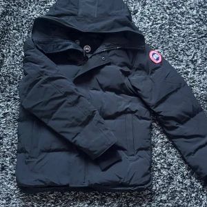 Canada goose jacka  - Canada goose Wyndham jacka. Helt sprillans ny. Storlek M. Säljer pga den är för liten för mig, jag är 190, 87kg. Tveka inte på att skriva ifall ni har frågor och priset kan diskuteras.