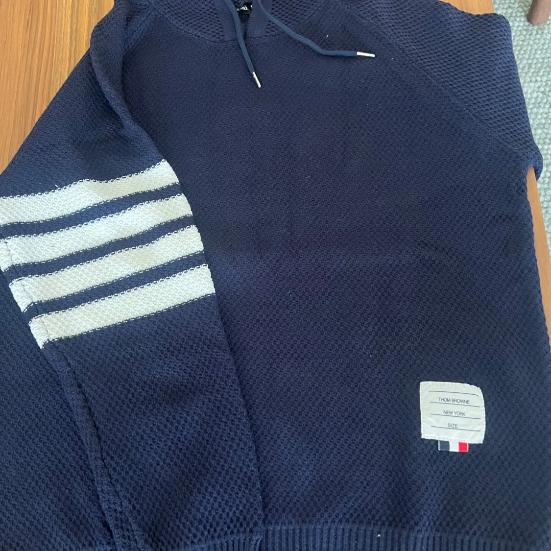 Mörkblå hoodie med vita ränder - 1