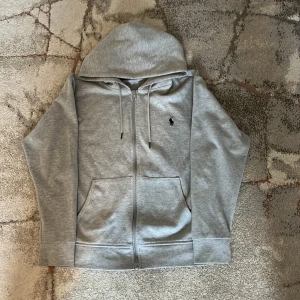 Ralph Lauren zip hoodie - Helt ny inga problem fel storlek så behöver sälja den väldigt snabbt. Pris kan diskuteras. Storlek S.