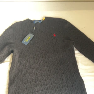 Svart polo Ralph lauren kabelstickad tröja - Storlek M men den är lite tajt helt ny aldrig använd