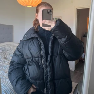 Svart pufferjacka - Säljer denna slutsålda populära jacka storlek L men sitter bra på mig som har s/m och sitter lite oversize! 