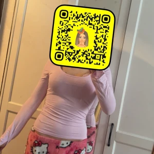 Ljusrosa långärmad topp Gina Tricot - Supersnygg ljusrosa långärmad topp från Gina Tricot i mjuk bomull. Modellen är slim och har en klassisk rund halsringning. Perfekt att styla med jeans eller kjol för en enkel och fräsch look.