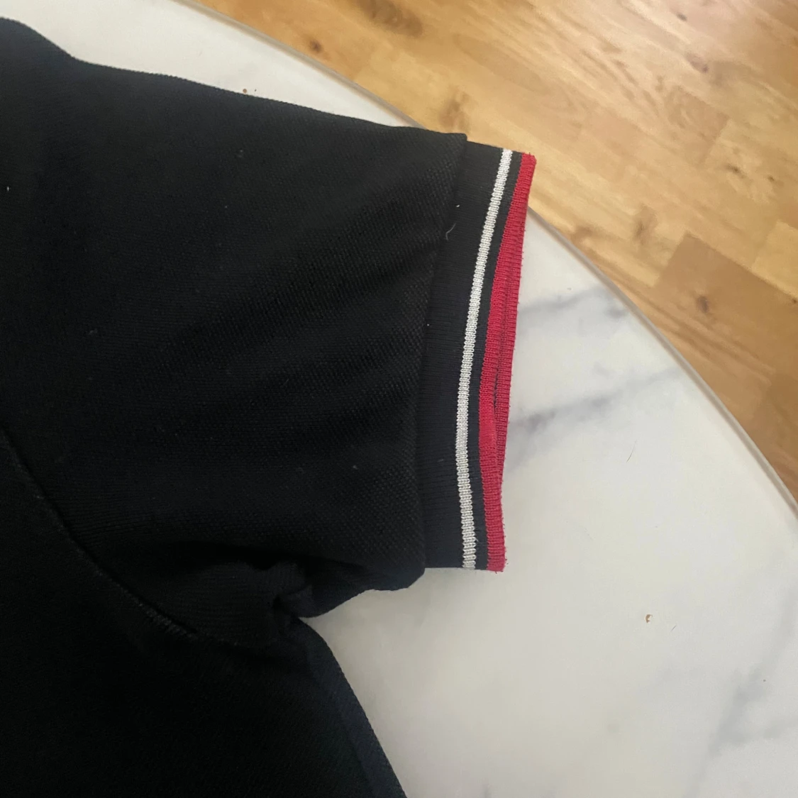 Svart Prada pikétröja med röd/vit kant - 2