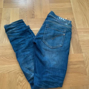 Dondup Jeans - Nu säljs de populära jeansen från märket Dondup. Dessa jeans är i fint skick 9/10 inget tecken på användning, skönt material från Italien som är perfekt nu till svenska hösten. Tveka inte att skriva, priset sitter inte i Sten!