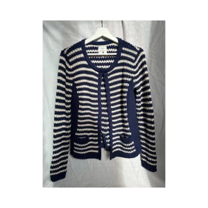 Soft Rebels - navy & white striped cardigan - Cute striped knit from Soft Rebels – navy and off white combo💙🤍  - Open front and two little pockets. - Size L, but fits more like a M - never worn - Cotton blend, nice and stretchy - original price 1400kr  Soft, comfy and a bit airy, perfect for spring or cooler summer days. Looks super cute with jeans or over a dress! 👖✨