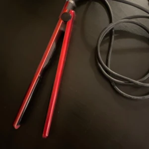 Plattång - Röd plattång med sladd ifrån Emerio. Inga täcken på användning vad jag har sätt, funkar som vanligt. 