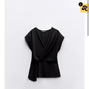 Blus Zara - Jättesnygg svart blus ifrån Zara. Finns inte att köpa längre, storlek xs men passar även s! Be om fler bilder. 🫶🏼😚