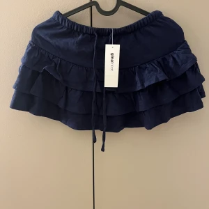 Volangkjol gina - Mörkblå volangkjol från gina, nypris 300