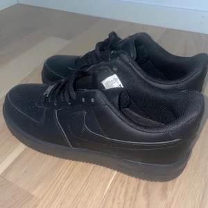 Skor - Svarta skor storlek 45. Skickar endast ingen frakt kostnad.