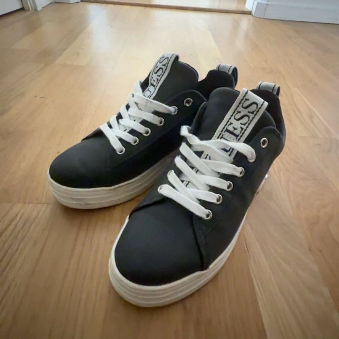 Svarta sneakers från Guess med strass - 1