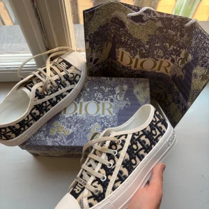 Christian Dior Sneakers - KVITTO FINNS! Säljer helt nya christian dior dam skor. Min mammas skor som hon inte vill ha eftersom dom inte passar henne längre så hon frågade mig om hjälp att sälja dom! Pris kan diskuteras dam storlek 38.