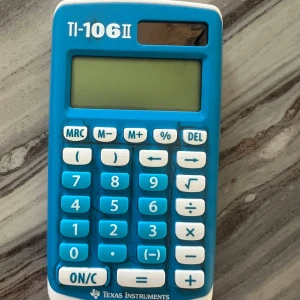 TI-106 II Kalkylator - Praktisk TI-106 II kalkylator från Texas Instruments i blått. Enkel att använda med tydliga knappar och solcellsdisplay. Perfekt för skola eller hem. Mindre yttre slitage syns men fungerar utmärkt.