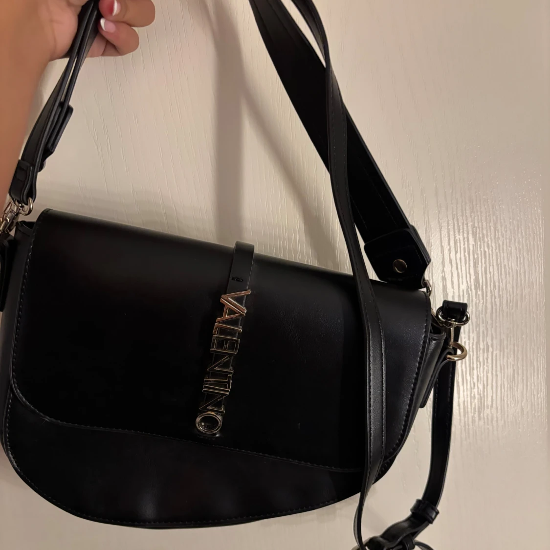 Svart axelväska från Valentino Äkta - 1