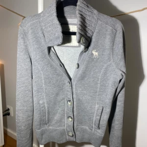 Abercrombie & Fitch Cardigan - Hej! Säljer nu denna riktigt fina cardiganen av märket Abercrombie & Fitch. På tagen står det storlek ”S” men jag skulle definitivt säga att den sitter mer som XS och förmodligen passar dig omkring 170 (skriv om mått önskas!) Tveka inte o höra av dig vid funderingar!