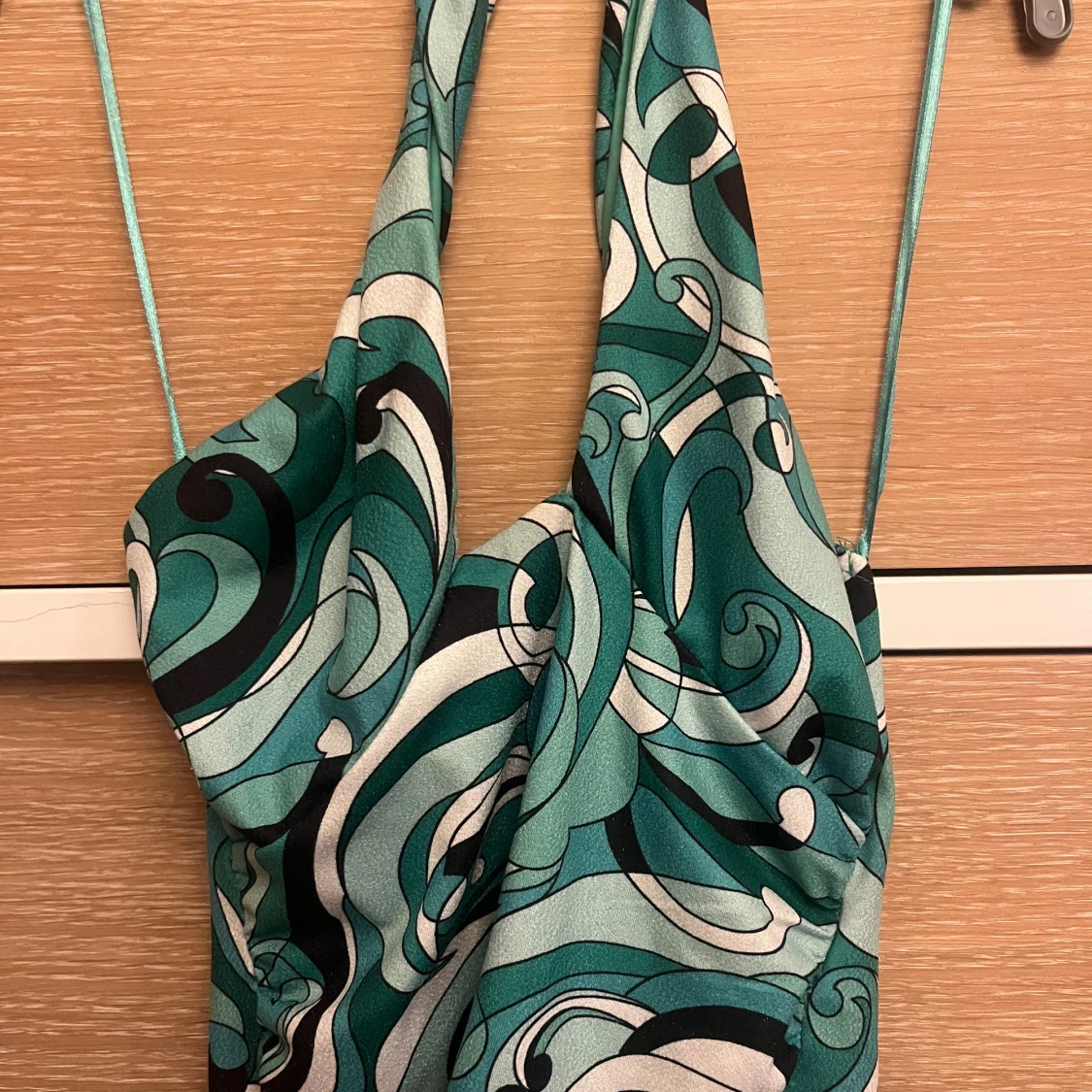 Grön mönstrad omlottklänning - 1