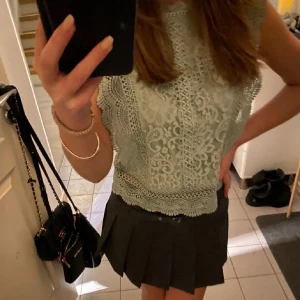 Grön blus - Snygg grön blus från only💗den är bara använd 3 gånger 💗(pris kan. diskuteras!)