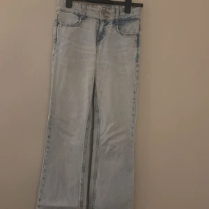 Ljusblå bootcut jeans med mid waist  - Säljer ett par ljusblå jeans med bootcut-modell och mid waist/ lågmidja🩵(bara instabox)