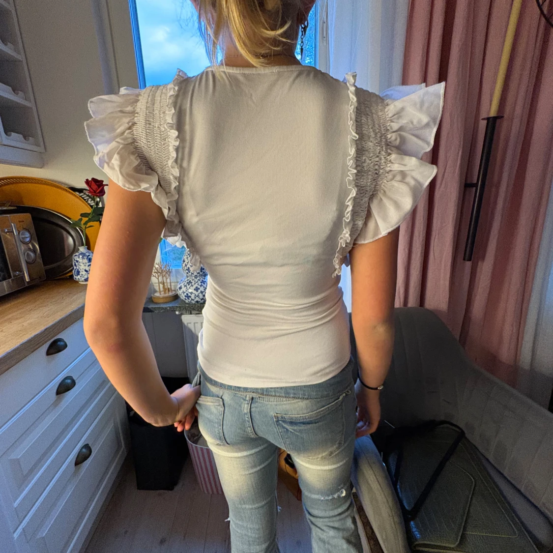 Vit blus med volangärmar - 1