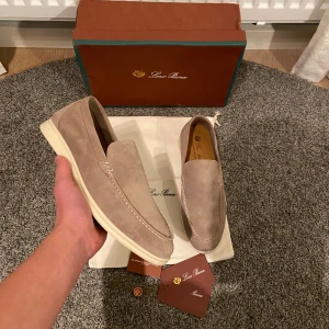 Loro Piana skor - Säljer ett par riktigt feta loro piana lofers i beige. Skorna är i storlek 43 och är i mycket bra sick. Endast använda ett fåtal gånger, sick 9/10. Allt og medföljer tvärt inget kvitto. Så kan inte garantera äktighet. Skriv gärna vid funderingar 👍✅ Priset är ej hugget i sten 🪨 🔥👌