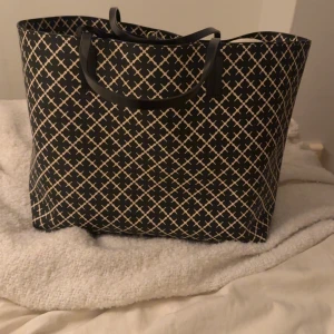 By Malene Birger Väska Stor - rymlig väska från By Malene Birger med klassiskt rutigt mönster i beige och svart. Super snygg och knappast använd, lite defekter av smink inne i väskan men nästan helt säkert att det går att ta bort! Perfekt för exempelvis skola🥰