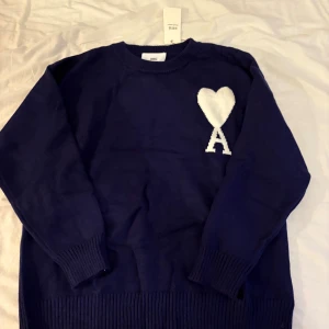 Ami Paris mörkblå  - Aldrig använd. Pris kan diskuteras😁