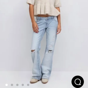 Ljusblå bootcut jeans Gina Tricot - Säljer ett par ljusblå bootcut jeans från Gina Tricot med slitna detaljer och hål vid knäna. Endast provade, inga defekter. Helt slutsålda! 