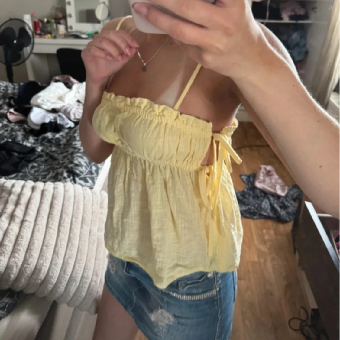 Gul linnetopp med knytband - 1